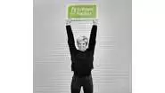 Schauspielerin Kerstin Landsmann hält ein Schild mit dem Welthungerhilfe-Hashtag #EsReichtFürAlle über den Kopf.