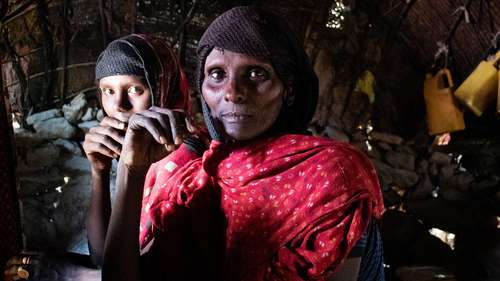 Jetzt für Äthiopien spenden - Bild: Zwei Frauen schauen in die Kamera