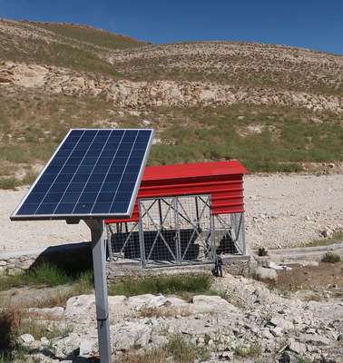 Saubere Energie für den Iran. Die Wasserpumpe wird mir Solarenergie betrieben, 2019.