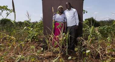 Ein Paar steht zusammen auf einem Feld, Kenia 2021. 