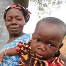 Adjarata Bembamba profitiert von der Hilfe der Welthungerhilfe in Burkina Faso. Bildbeschreibung: Eine Mutter hält lächelnd ihr Baby.