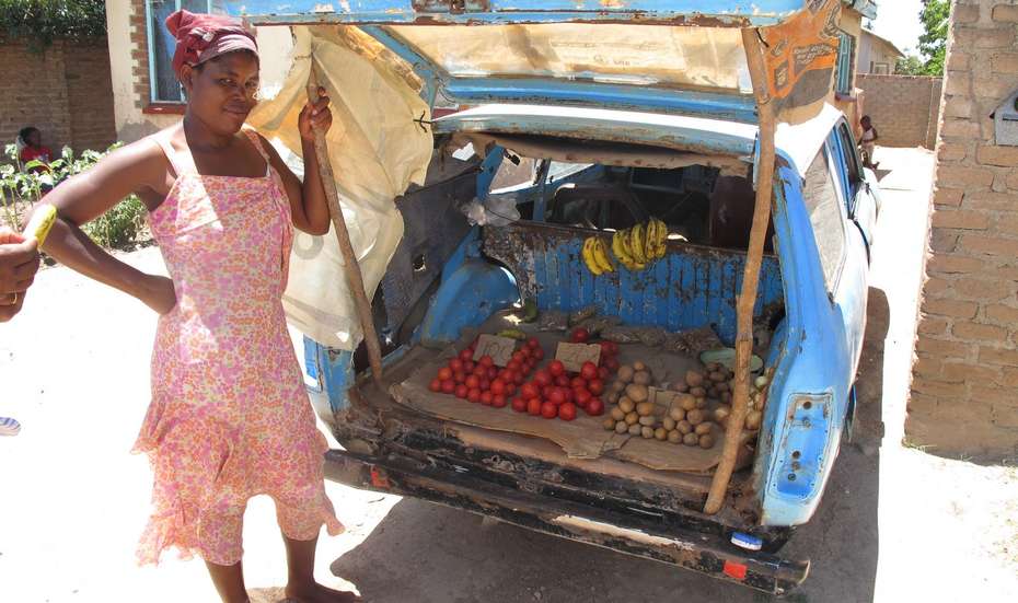 Eine Frau verkauft Obst und Gemüse vor ihrem Marktstand. Viele können sich durch den Anstieg der Lebensmittelpreise nicht mehr alles leisten.