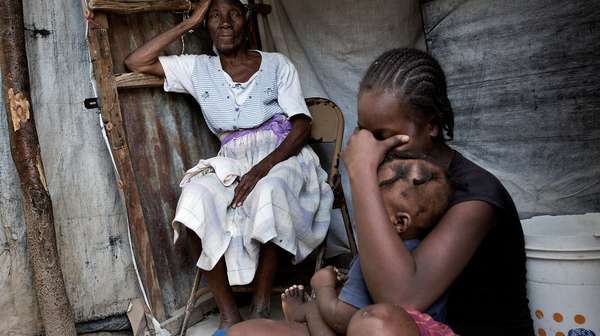 Hilfe für Haiti: Großmutter mit Enkelkindern in einem Zeltlager.