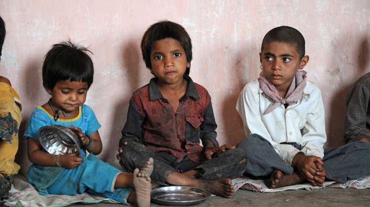 Mittagessen in einer Kindertagesstätte in Jhiranya, Indien