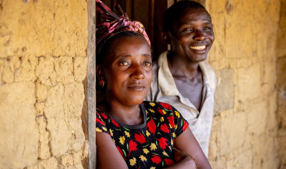 Kakao-Bäuerin Mutter Sheku Amie und Vater Lamsana Yomga, Sierra Leone