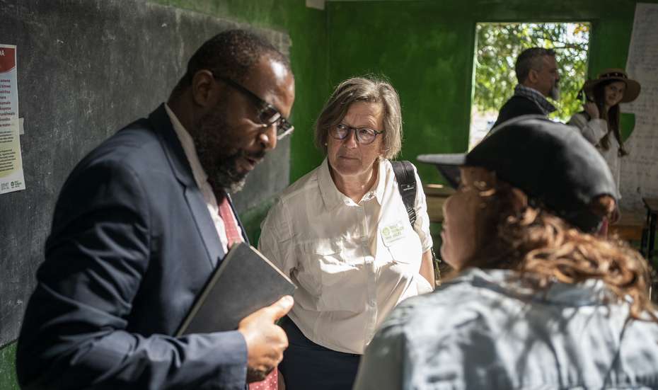 Die Präsidentin der Welthungerhilfe, Marlehn Thieme, besucht die Mbirima Primary School in Dedza, Malawi. Im Bild mit Schulleiter Percy und Landesdirektorin Blanka Fuleki.