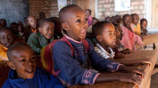 Ihre monatliche Spende: Kinder in einer Schule in Burundi bekommen täglich Mahlzeiten gestellt