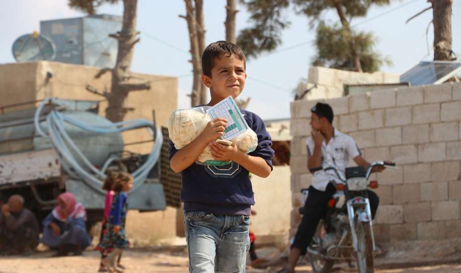 Ein Junge trägt Brot, Syrien 2019.