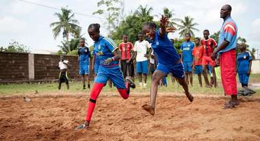 Jugendliche auf dem Fußballplatz beim Fußballunterricht in der Hauptstadt Bangui der Zentralafrikanischen Republik