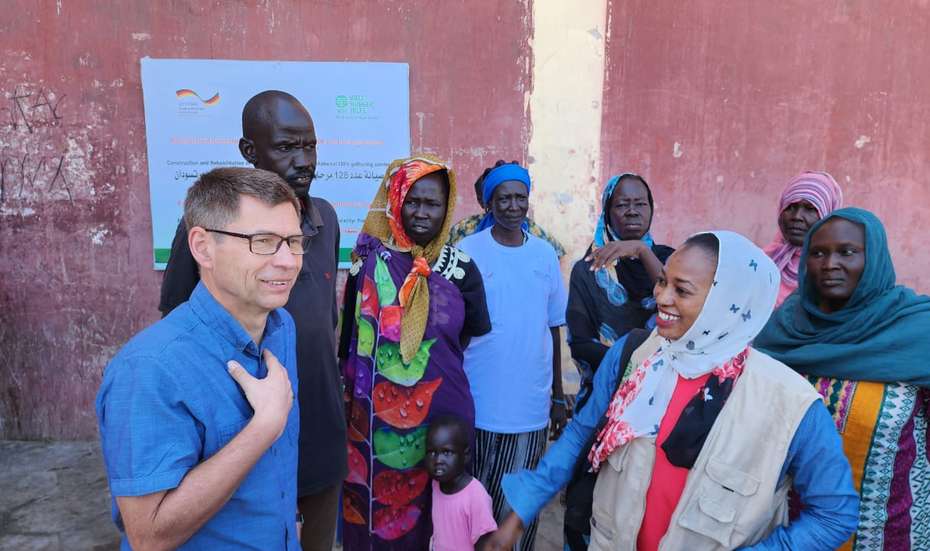 Mathias Mogge, Generalsekretär der Welthungerhilfe, besucht Binnenflüchtlinge in Port Sudan, Sudan.